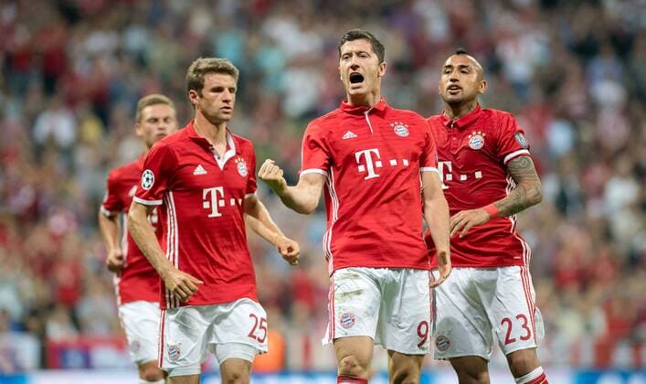 13. September 2016: Muenchen, Allianz Arena: Fussball UEFA Champions League: FC Bayern Muenchen - FK Rostow: Muenchens Robert Lewandowski jubelt ueber seinen Treffer zum 1:0 mit Arturo Vidal und Thomas Mueller.