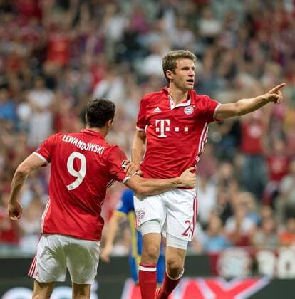 13. September 2016: Muenchen, Allianz Arena: Fussball UEFA Champions League: FC Bayern Muenchen - FK Rostow: Muenchens Thomas Mueller jubelt ueber seinen Treffer zum 2:0 mit Robert Lewandowski.