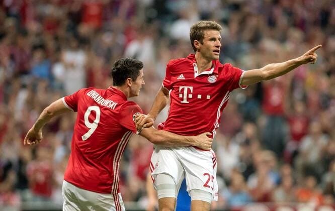 13. September 2016: Muenchen, Allianz Arena: Fussball UEFA Champions League: FC Bayern Muenchen - FK Rostow: Muenchens Thomas Mueller jubelt ueber seinen Treffer zum 2:0 mit Robert Lewandowski.