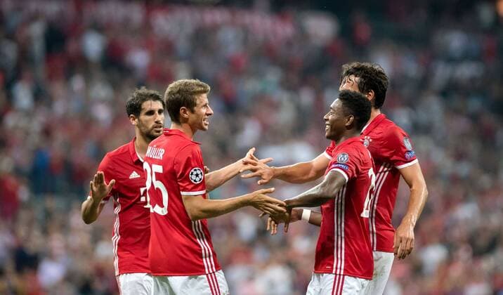 13. September 2016: Muenchen, Allianz Arena: Fussball UEFA Champions League: FC Bayern Muenchen - FK Rostow: Muenchens Thomas Mueller jubelt ueber seinen Treffer zum 2:0 mit Javi Martinez, David Alaba und Mats Hummels.