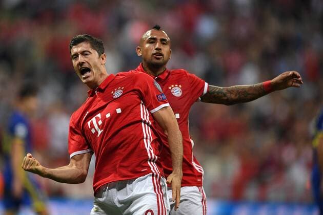 FUSSBALL CHAMPIONS LEAGUE SAISON 2016 2017 GRUPPENPHASE FC Bayern Muenchen - FK Rostow 13.09.2016 Robert Lewandowski (vorn) bejubelt seinen Treffer zum 1:0 mit Arturo Vidal (hinten, beide FC Bayern Muenchen) 