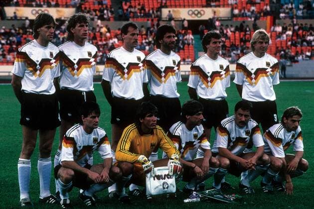 Olympische Sommerspiele in Seoul, Fußball: Mannschaftsfoto BR Deutschland, hi.v.li.: Wolfgang Funkel, Michael Schulz, Gerhard Kleppinger, Thomas Hörster, Roland Grahammer, Jürgen Klinsmann; vorn: Ralf Sievers, Torwart Uwe Kamps, Frank Mill, Wolfram Wuttke, Thomas Häßler