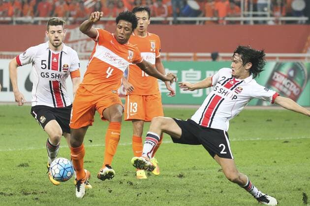 JINAN, CHINA - SEPTEMBER 14: Jucilei 4 of Shandong Luneng drives the ball during the quarter final match of AFC Asian Champions League between the Shandong Luneng FC and FC Seoul at Jinan Olympic Sports Center on September 14, 2016 in Jinan, Shandong Province of China.  CFP492014784 
