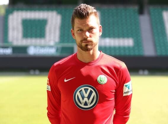 Max Gruen Grün (20) Torwart Einzelbild Querformat Fußball Fussball GER 1.BL Porträttermin 2016 2017 VfL Wolfsburg 14.09.2016
