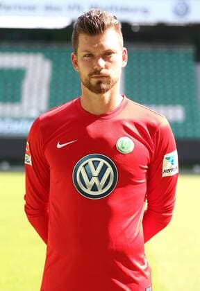 Max Gruen Grün (20) Torwart Einzelbild Hochformat Fußball Fussball GER 1.BL Porträttermin 2016 2017 VfL Wolfsburg 14.09.2016