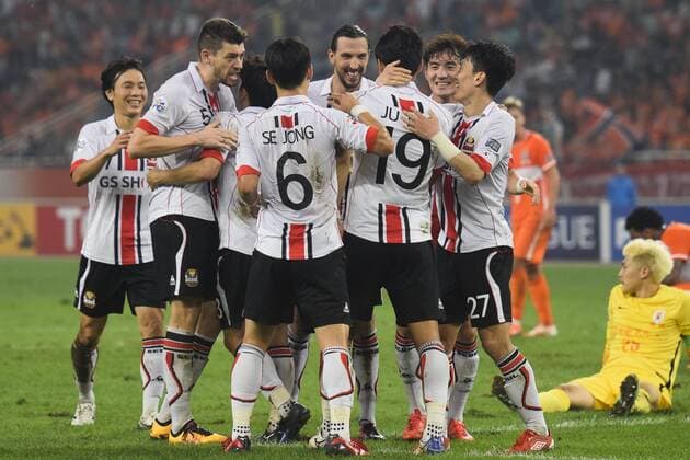 JINAN, CHINA - SEPTEMBER 14: FC Seoul players celebrate a ball during the quarter final match of the AFC Champions League between Shandong Luneng and FC Seoul at Olympic Sports Centre on September 14, 2016 in Jinan, Shandong Province of China.  CFP492017031 