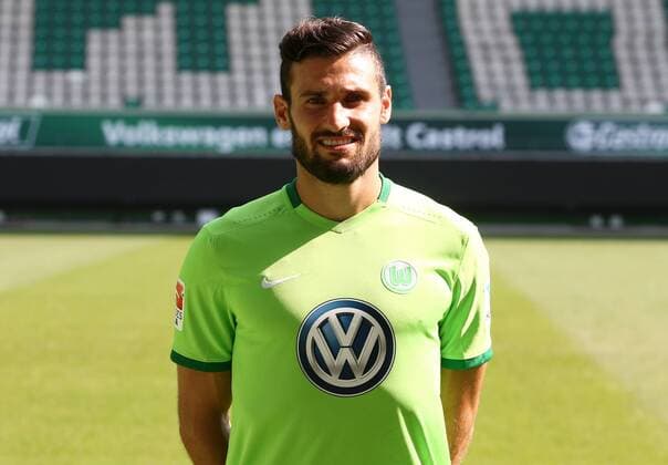 Daniel Caligiuri (7) Einzelbild Querformat Fußball Fussball GER 1.BL Porträttermin 2016 2017 VfL Wolfsburg 14.09.2016