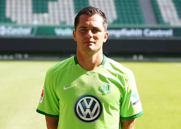 Marcel Schaefer Schäfer (4) Einzelbild Querformat Fußball Fussball GER 1.BL Porträttermin 2016 2017 VfL Wolfsburg 14.09.2016