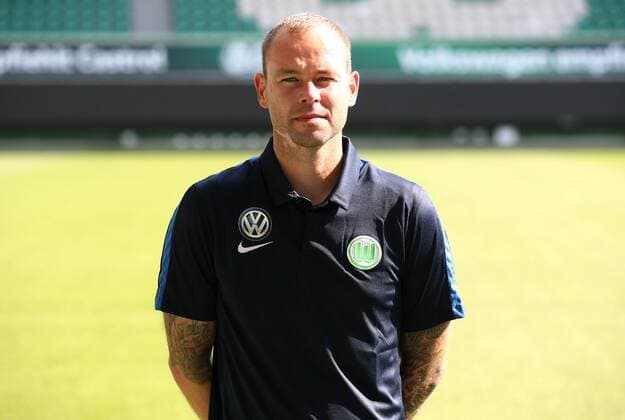 Nils Scholz Zeugwart Einzelbild Querformat Fußball Fussball GER 1.BL Porträttermin 2016 2017 VfL Wolfsburg 14.09.2016