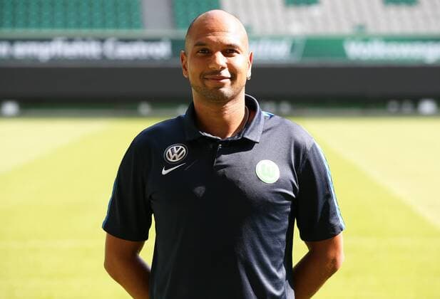Sascha Weiß Weiss Physiotherapeut und Osteopath Einzelbild Querformat Fußball Fussball GER 1.BL Porträttermin 2016 2017 VfL Wolfsburg 14.09.2016