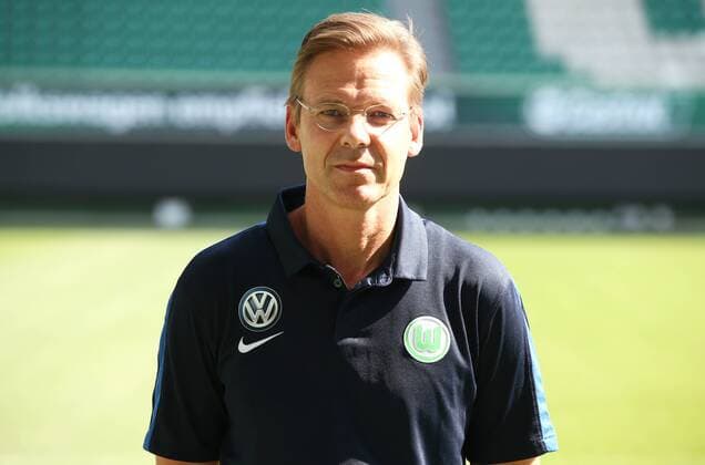 Dr. Gunter Wilhelm Mannschaftsarzt Einzelbild Querformat Fußball Fussball GER 1.BL Porträttermin 2016 2017 VfL Wolfsburg 14.09.2016