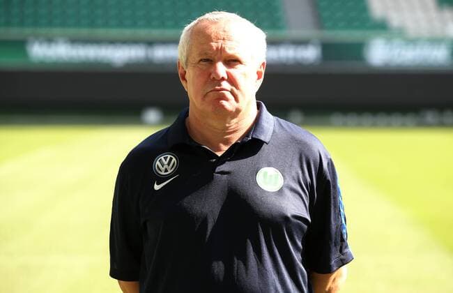Dr. Günter Guenter Pfeiler Mannschaftsarzt Einzelbild Querformat Fußball Fussball GER 1.BL Porträttermin 2016 2017 VfL Wolfsburg 14.09.2016