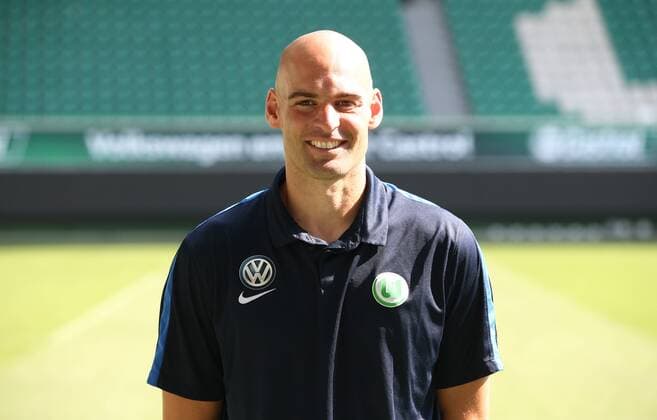 Felix Sunkel Athletiktrainer Einzelbild Querformat Fußball Fussball GER 1.BL Porträttermin 2016 2017 VfL Wolfsburg 14.09.2016