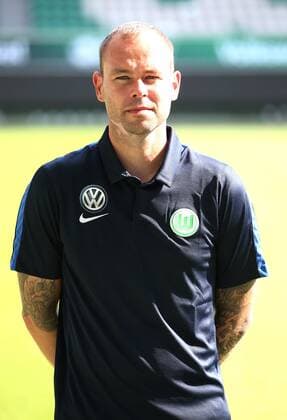 Nils Scholz Zeugwart Einzelbild Hochformat Fußball Fussball GER 1.BL Porträttermin 2016 2017 VfL Wolfsburg 14.09.2016