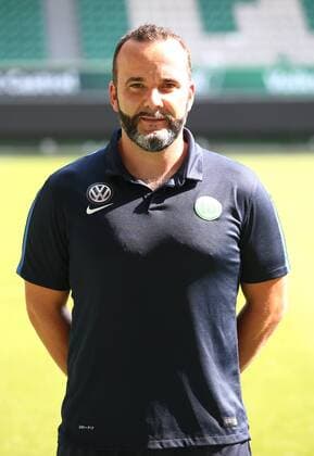 Alexander Steinbrenner Chiropraktor Einzelbild Hochformat Fußball Fussball GER 1.BL Porträttermin 2016 2017 VfL Wolfsburg 14.09.2016