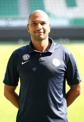 Sascha Weiß Weiss Physiotherapeut und Osteopath Einzelbild Hochformat Fußball Fussball GER 1.BL Porträttermin 2016 2017 VfL Wolfsburg 14.09.2016