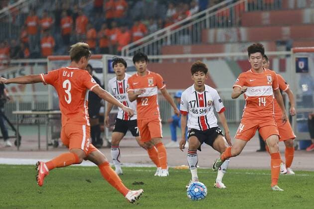 JINAN, CHINA - SEPTEMBER 14: Li Songyi 3 of Shandong Luneng drives the ball during the quarter final match of AFC Asian Champions League between the Shandong Luneng FC and FC Seoul at Jinan Olympic Sports Center on September 14, 2016 in Jinan, Shandong Province of China.  CFP492014796 