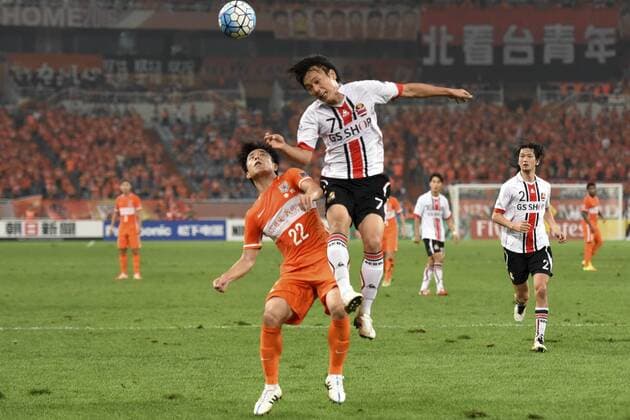 JINAN, CHINA - SEPTEMBER 14: Kim Chiwoo 7 of FC Seoul competes for the ball with Hao Junmin 22 of Shandong Luneng during the quarter final match of the AFC Champions League between Shandong Luneng and FC Seoul at Olympic Sports Centre on September 14, 2016 in Jinan, Shandong Province of China.  CFP492017037 