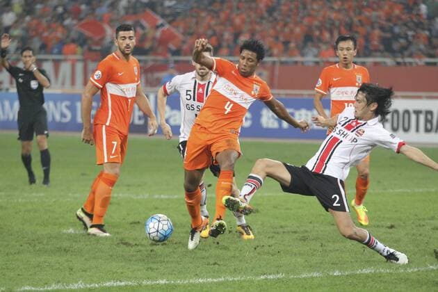 JINAN, CHINA - SEPTEMBER 14: Yojiro Takahagi 2 of FC Seoul competes for the ball with Jucilei 4 of Shandong Luneng during the quarter final match of the AFC Champions League between Shandong Luneng and FC Seoul at Olympic Sports Centre on September 14, 2016 in Jinan, Shandong Province of China.  CFP492017041 