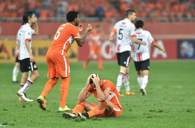 Fußball, AFC Champions League, Shandong Luneng FC - FC Seoul (160914) -- JINAN, Sept. 14, 2016 -- Graziano Pelle (below) of China s Shangdong Luneng FC reacts during the second round of 1 4 finals against South Korea s FC Seoul at the 2016 AFC Champions League in Jinan, capital of east China s Shandong Province, Sept. 14, 2016. The match ended in a 1-1 draw and Shangdong Luneng FC was eliminated. ) (SP)CHINA-JINAN-AFC CHAMPIONS LEAGUE 2016-SHANGDONG LUNENG FC VS FC SEOUL (CN) XuxSuhui 