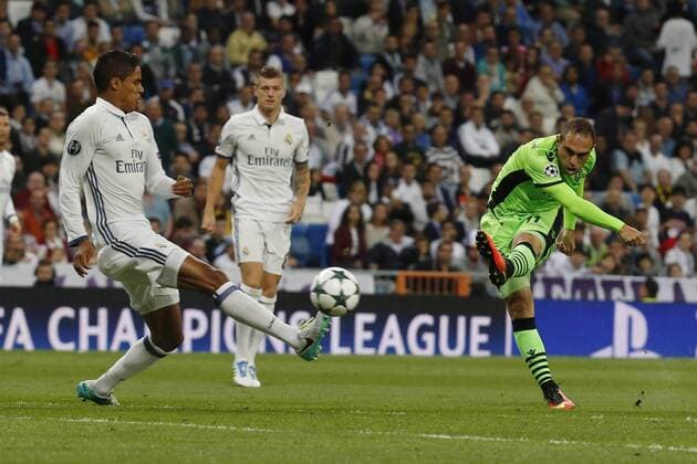 Real Madrid s Brazilian midfielder Carlos Henrique Casimiro (L) fights for the ball with Sporting Portugal s Brazilian midfielder Bruno Cesar during their UEFA Champions League 1st journey match at Santiago Bernabeu Stadium in Madrid, Spain, 14 September 2016. REAL MADRID VS. SPORTING PORTUGAL !ACHTUNG: NUR REDAKTIONELLE NUTZUNG!  MAD001 20160914-636094840059471115