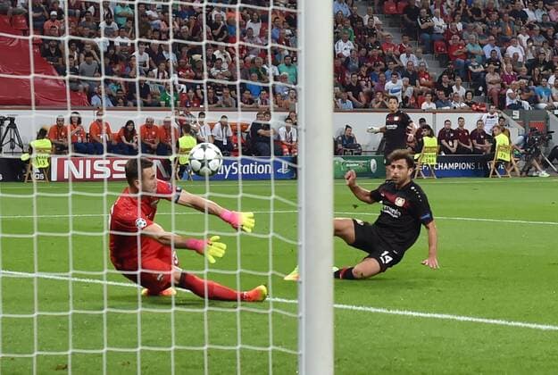14.09.2016, Fussball Champions League 2016 17, Vorrunde, 1. Spieltag, Bayer 04 Leverkusen - ZSKA Moskau, Admir Mehmedi (Bayer 04 Leverkusen), re., erzielt das Tor zum 1:0