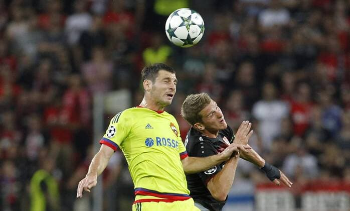Alan Dzagoev (ZSKA Moskau) (L) jumps for a header against Lars Bender (Bayer 04 Leverkusen) during the championsleague match between Bayer 04 Leverkusen and ZSKA Moskau, Bayarena in Leverkusen on September 14., 2016. Bayer 04 Leverkusen vs. ZSKA Moskau in der Champions League der Saison 2016 2017 am 14. September 2016.
