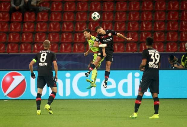 14.09.2016 - Javier Hernandez Balcazar (Bayer 04 Leverkusen) im Kopfballduell mit Georgi Schennikov (ZSKA Moskau) beim Champions League Gruppenspiel (Saison 2016 17) Bayer Leverkusen - ZSKA Moskau. Â
