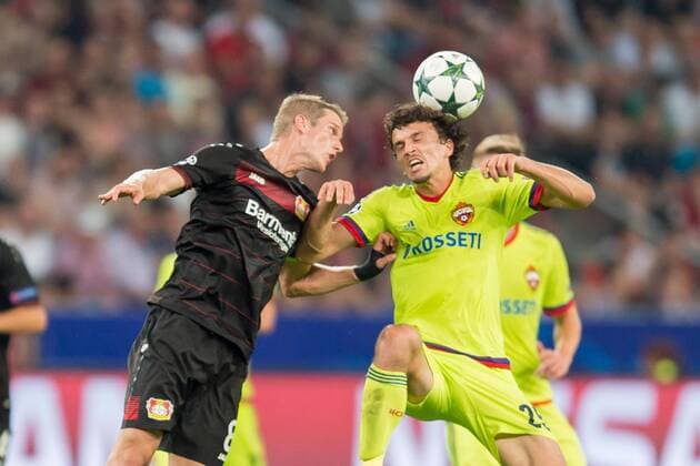 Leverkusen, Germany 14.09.2016, UEFA Champions League - 2016 17 Season, Group E - Matchday 1, Bayer 04 Leverkusen - ZSKA Moskau, Lars Bender (Leverkusen) gegen Roman Eremenko (ZSK) ( DeFodi001