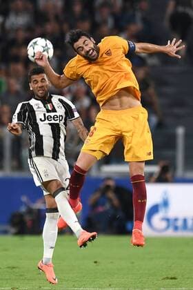 Juventus Turin - FC Sevilla 2016 2017 Champions League Fußball Vicente Iborra-Dani Alves 