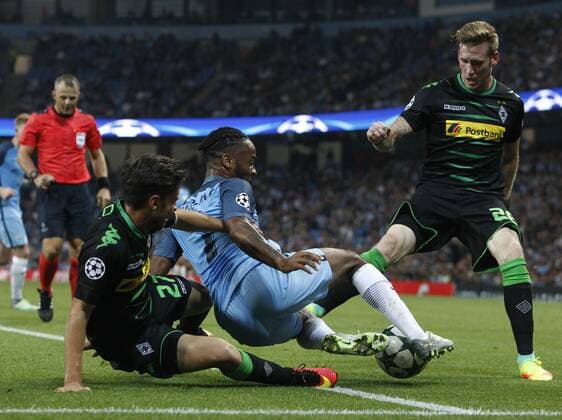 14.09.2016. The Etihad, Manchester, England. UEFA Champions League Football. Manchester City versus Borussia Monchengladbach. Manchester City striker Raheem Sterling (7) retains possession in the penalty area as Borussia M& xf6;nchengladbach midfielder Tsiy William Ndenge and Julian Korb challenge. xAlanxMartinx  ActionPlus11789465
