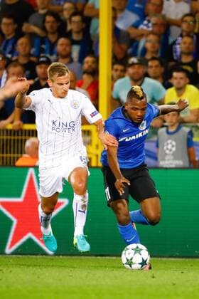 Leicester s Marc Albrighton and Club s Jose Izquierdo fight for the ball during a game of the first day of the group stage of the UEFA Champions League competition between Belgian first division soccer team Club Brugge KV and English club Leicester City F.C. in the group G in Brugge, Wednesday 14 September 2016. KURTxDESPLENTER  x04931844x