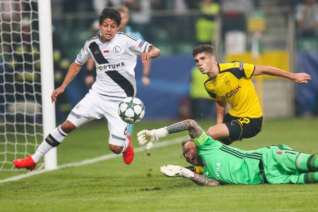 Fußball, CL, Legia Warschau - Borussia Dortmund FUSSBALL CHAMPIONS LEAGUE 2016 2017 LEGIA WARSCHAU - BVB BORUSSIA DORTMUND Arkadiusz Malarz (Legia), Guilherme (Legia), Chrisian Pulisic (Borussia)  20160914toja31