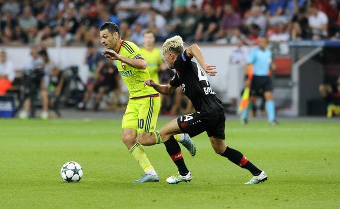 Fussball, UEFA Champions League, Herren, Saison 2016 2017, Gruppe E, 1. Spieltag, BayArena Leverkusen, Bayer Leverkusen (schwarz) - ZSKA Moskau (gelb); Alan Dzagoev (Moskau), Kevin Kampl (Leverkusen), Aktion.
