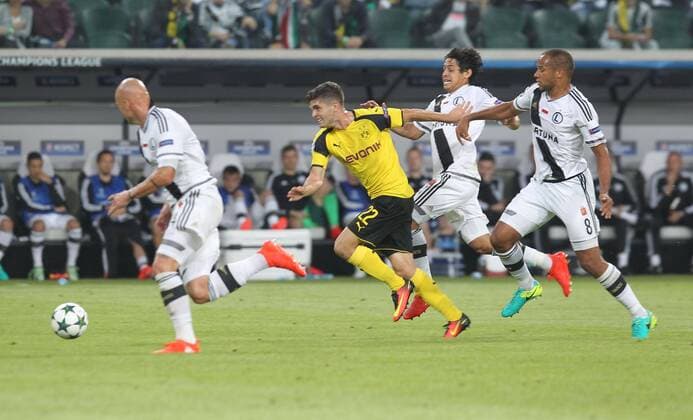 Fußball, CL, Legia Warschau - Borussia Dortmund Fußball Champions League 2016 2017 Legia Warschau - Borussia Dortmund JAKUB CZERWINSKI CHRISTIAN PULISIC GUILIRHERME  IMG_0684