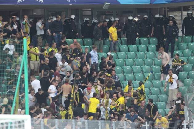 Bilder des Tages - SPORT Fußball, CL, Legia Warschau - Borussia Dortmund - Polizeieinsatz im Fanblock Fußball Champions League 2016 2017 Legia Warschau - Borussia Dortmund Polizei Fans Warschau Fans versuchen BVB Fanblock zu stürmen  IMG_0685
