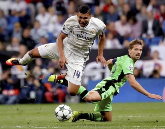 Bilder des Tages - SPORT Real Madrid s Brazilian midfielder Carlos Henrique Casemiro (L) in action against Sporting Portugal s Protuguese defense Joao Pereira during their UEFA Champions League 1st journey match at Santiago Bernabeu Stadium in Madrid, Spain, 14 September 2016. REAL MADRID VS. SPORTING PORTUGAL !ACHTUNG: NUR REDAKTIONELLE NUTZUNG!  MAD001 20160914-636094869614681436