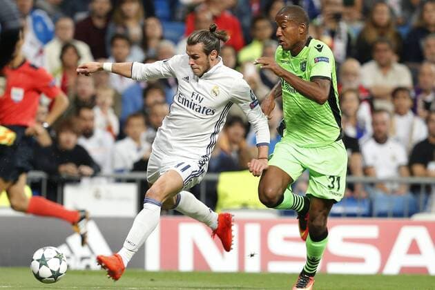 Real Madrid s midfielder Gareth Bale and Sporting s defender Marvin Zeegelaar during Champions League match on September 14, 2016 at Santiago Bernabeu Stadium in Madrid, Spain. Photo: Cesar Cebolla ALFAQUI 