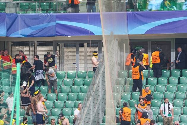 Fußball, CL, Legia Warschau - Borussia Dortmund - Polizeieinsatz im Fanblock FUSSBALL CHAMPIONS LEAGUE 2016 2017 LEGIA WARSCHAU - BVB BORUSSIA DORTMUND Borussia and Legia fans Warschau Fans versuchen BVB Fanblock zu stürmen  20160914toja65