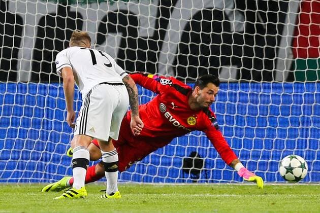 Fußball, CL, Legia Warschau - Borussia Dortmund FUSSBALL CHAMPIONS LEAGUE 2016 2017 LEGIA WARSCHAU - BVB BORUSSIA DORTMUND ROMAN BÜRKI (Borussia), Thibault Moulin (Legia)  20160914toja67