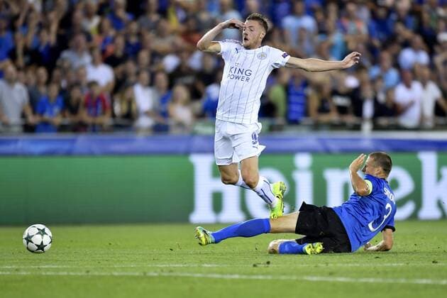BRUGGE, BELGIUM - SEPTEMBER 14 : Timmy Simons midfielder of Club Brugge tackles Jamie Vardy forward of Leicester City FC FOOTBALL : Bruges vs Leicester - Ligue Des Champions - 14 09 2016 PhotoNews Panoramic 