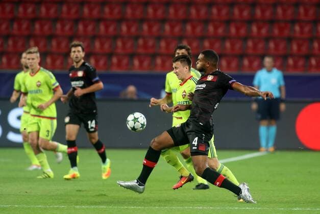 14.09.2016 - Jonathan Glao Tah (Bayer 04 Leverkusen) im Zweikampf mit Aleksandr Golovin (ZSKA Moskau) beim Champions League Gruppenspiel (Saison 2016 17) Bayer Leverkusen - ZSKA Moskau. Â