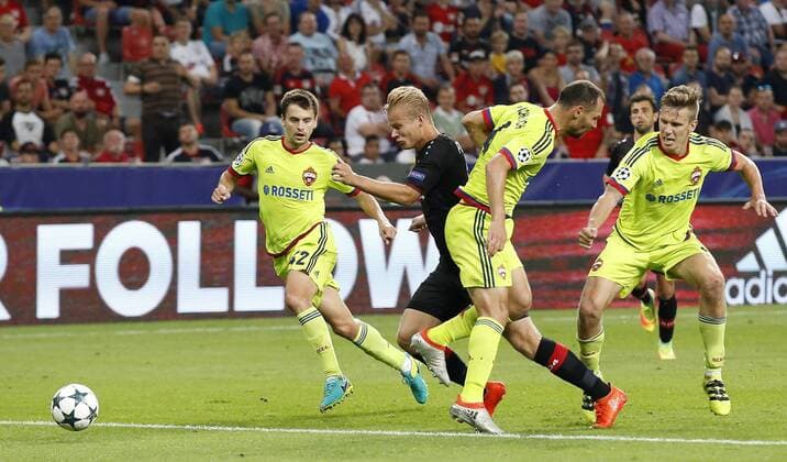 Joel Pohjanpalo (Bayer 04 Leverkusen) (M) falls against Sergey Ignashevich (ZSKA Moskau) (R) during the championsleague match between Bayer 04 Leverkusen and ZSKA Moskau, Bayarena in Leverkusen on September 14., 2016. Bayer 04 Leverkusen vs. ZSKA Moskau in der Champions League der Saison 2016 2017 am 14. September 2016.