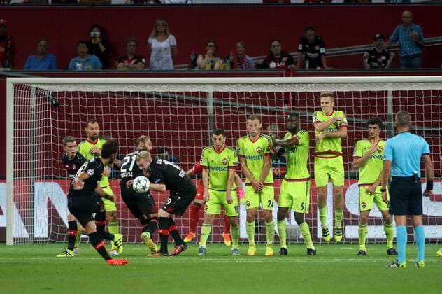 14.09.2016 - Hakan Calhanoglu (Bayer 04 Leverkusen) führt den Freistoß aus, der zur 2:0 Führung für Bayer Leverkusen führt beim Champions League Gruppenspiel (Saison 2016 17) Bayer Leverkusen - ZSKA Moskau. Â
