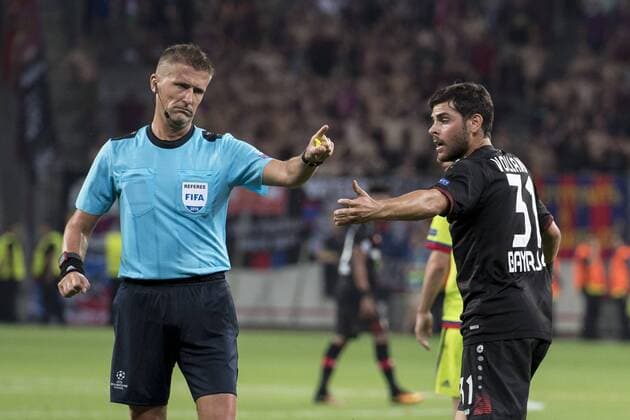 Kevin Volland (Bayer 04 Leverkusen 31) diskutiert mitSchiedsrichter Daniele Orsato (ITA) beim Champions League Spiel zwischen Bayer 04 Leverkusen und ZSKA Moskau am 14.09.2016, Leverkusen Copyright: xSchülerx xEibner-Pressefotox EP_jse