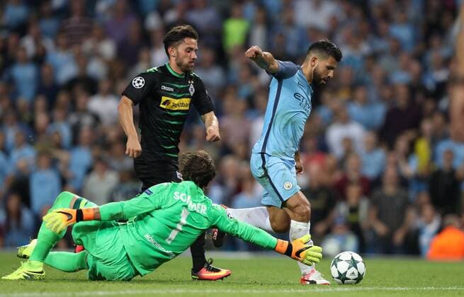 Themen der Woche - Sport Bilder des Tages - SPORT Football - 2016 2017 Champions League - Group C : Manchester City v Borussia Monchengladbach - The Etihad Stadium Sergio Aguero of Manchester City rounds Yann Sommer of Borussia Monchengladbach to score his third goal during the match between Manchester City and Borussia Monchengladbach at The Etihad Stadium COLORSPORT LYNNE CAMERON 