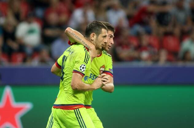 14.09.2016 - Alan Dzagoev (ZSKA Moskau) freut sich mit Aleksey Ionov (ZSKA Moskau) über seinen Anschlusstreffer zum 2:1 beim Champions League Gruppenspiel (Saison 2016 17) Bayer Leverkusen - ZSKA Moskau. Â