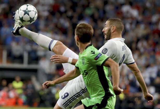 Real Madrid s French striker Karim Benzema (R) in action before Sporting Portugal s defense Joao Pereira during their UEFA Champions League 1st journey match at Santiago Bernabeu Stadium in Madrid, Spain, 14 September 2016. REAL MADRID VS. SPORTING PORTUGAL !ACHTUNG: NUR REDAKTIONELLE NUTZUNG!  MAD001 20160914-636094890908354538