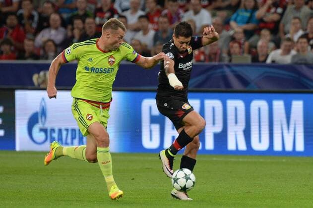 Javier Hernandez (Bayer Leverkusen) gegen Vasili Berezutski (ZSKA Moskau) Leverkusen, Deutschland, 14.09.2016 - Fussball, Championsleague, Bayer Leverkusen - ZSKA Moskau, Fussball, Championsleague, Bayer Leverkusen - ZSKA Moskau, xklx