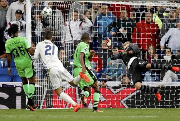Sporting Portugal s goalkeeper Rui Patricio tries to stop Real Madrid s Alvaro Morata (2L) 2-1 goal during their UEFA Champions League 1st journey match at Santiago Bernabeu Stadium in Madrid, Spain, 14 September 2016. REAL MADRID VS. SPORTING PORTUGAL !ACHTUNG: NUR REDAKTIONELLE NUTZUNG!  MAD001 20160914-636094902171722134